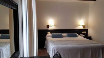 Tweepersoonskamer, 1 tweepersoonsbed | Een minibar, een kluis op de kamer, een bureau, een laptopwerkplek