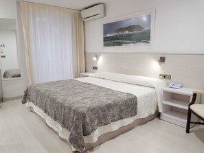 Minibar, caja de seguridad en la habitación y escritorio 
