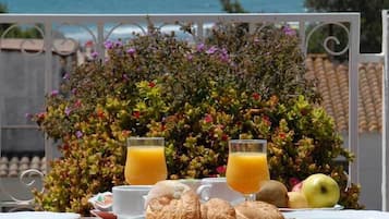 Petit déjeuner, déjeuner et dîner servis sur place