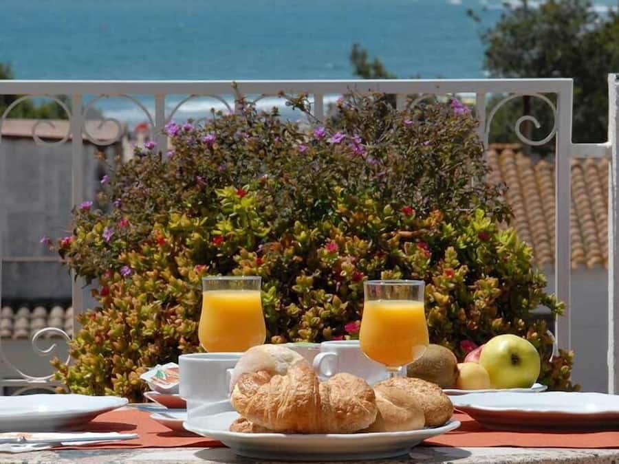 Petit déjeuner, déjeuner et dîner servis sur place