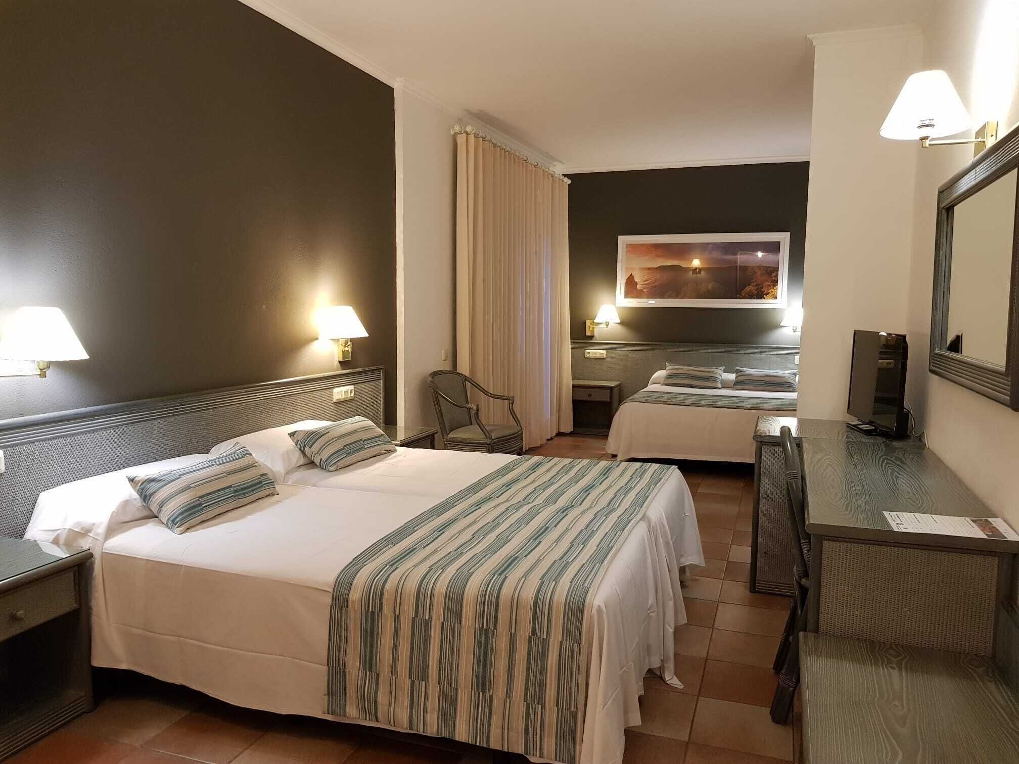 Quadruple Room | Minibar, in-room safe, desk, laptop workspace