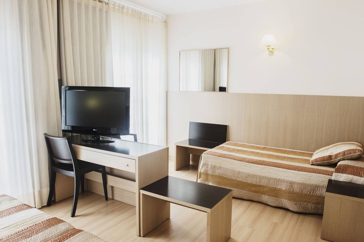 triple room | 1 bedroom, minibar, in-room safe, desk