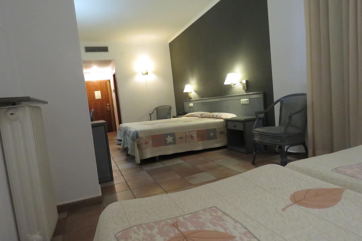 quadruple room | 1 bedroom, minibar, in-room safe, desk