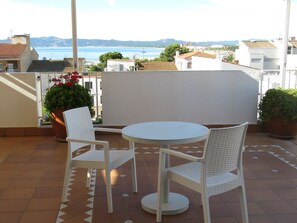 Breakfast, lunch and dinner served