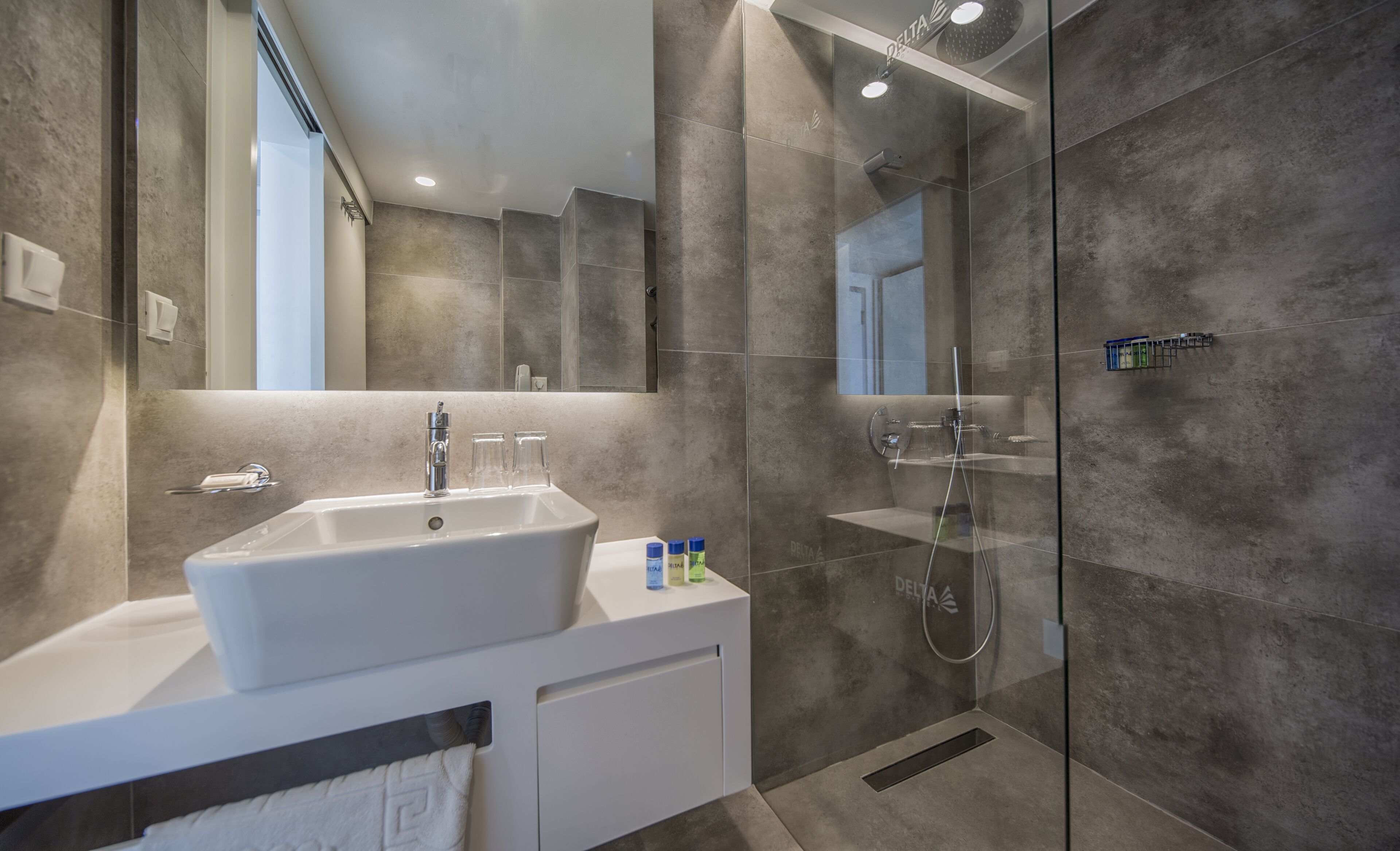 shower, rainfall showerhead, free toiletries, hair dryer