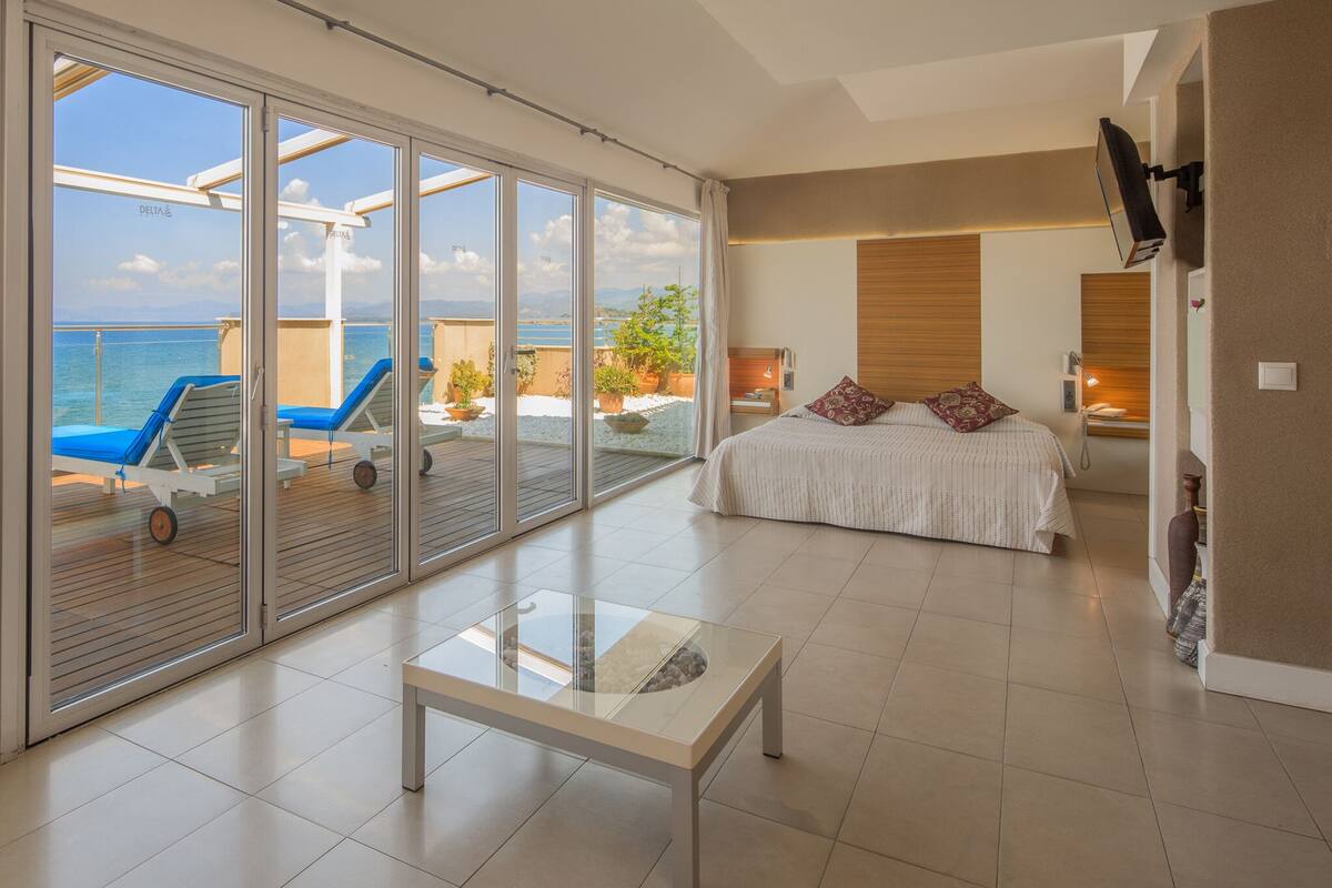 deluxe condo | 1 bedroom, minibar, in-room safe, iron/ironing board