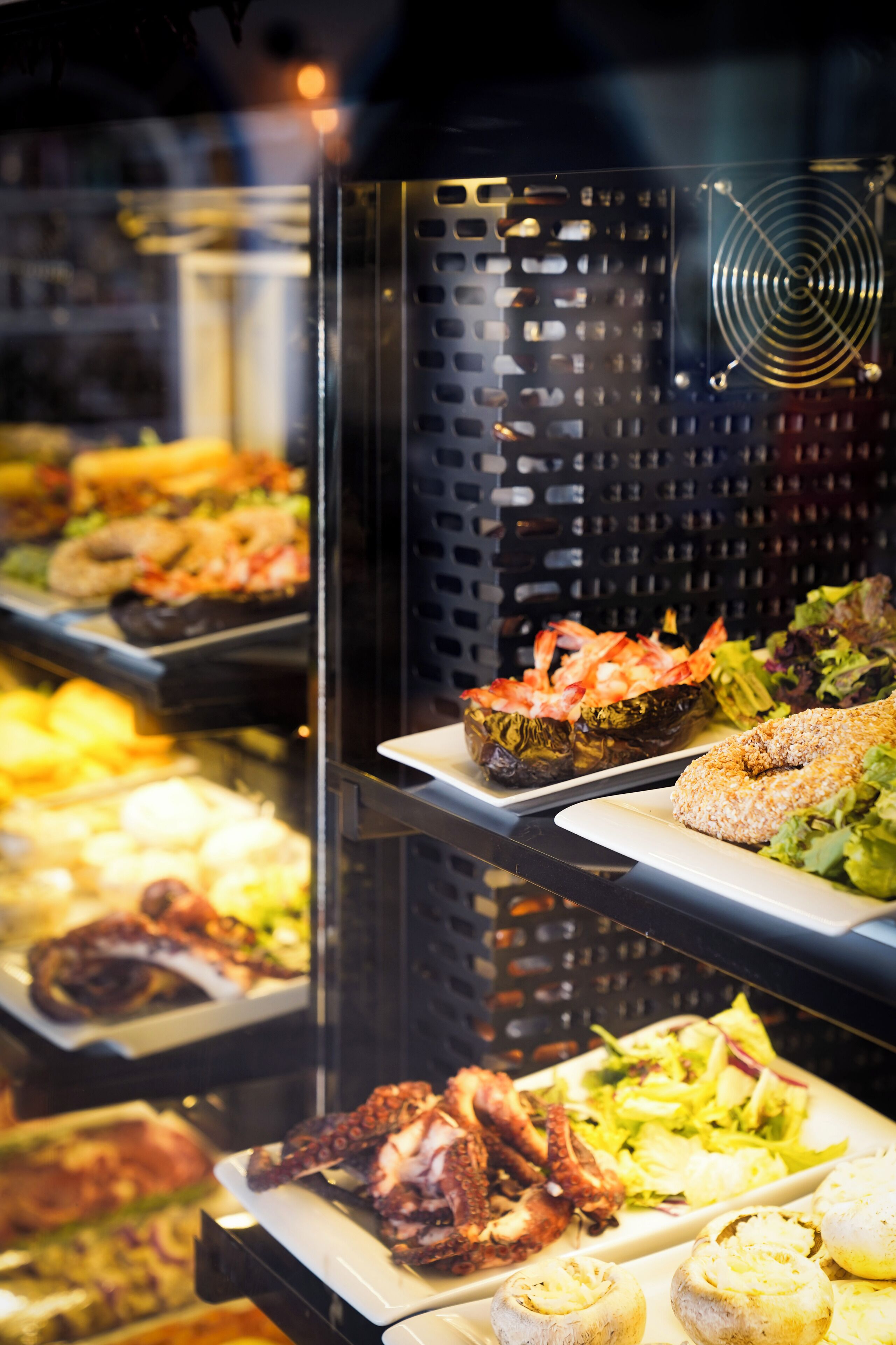 Un buffet proposant une variété de plats, notamment des fruits de mer, des salades et des produits de boulangerie.
