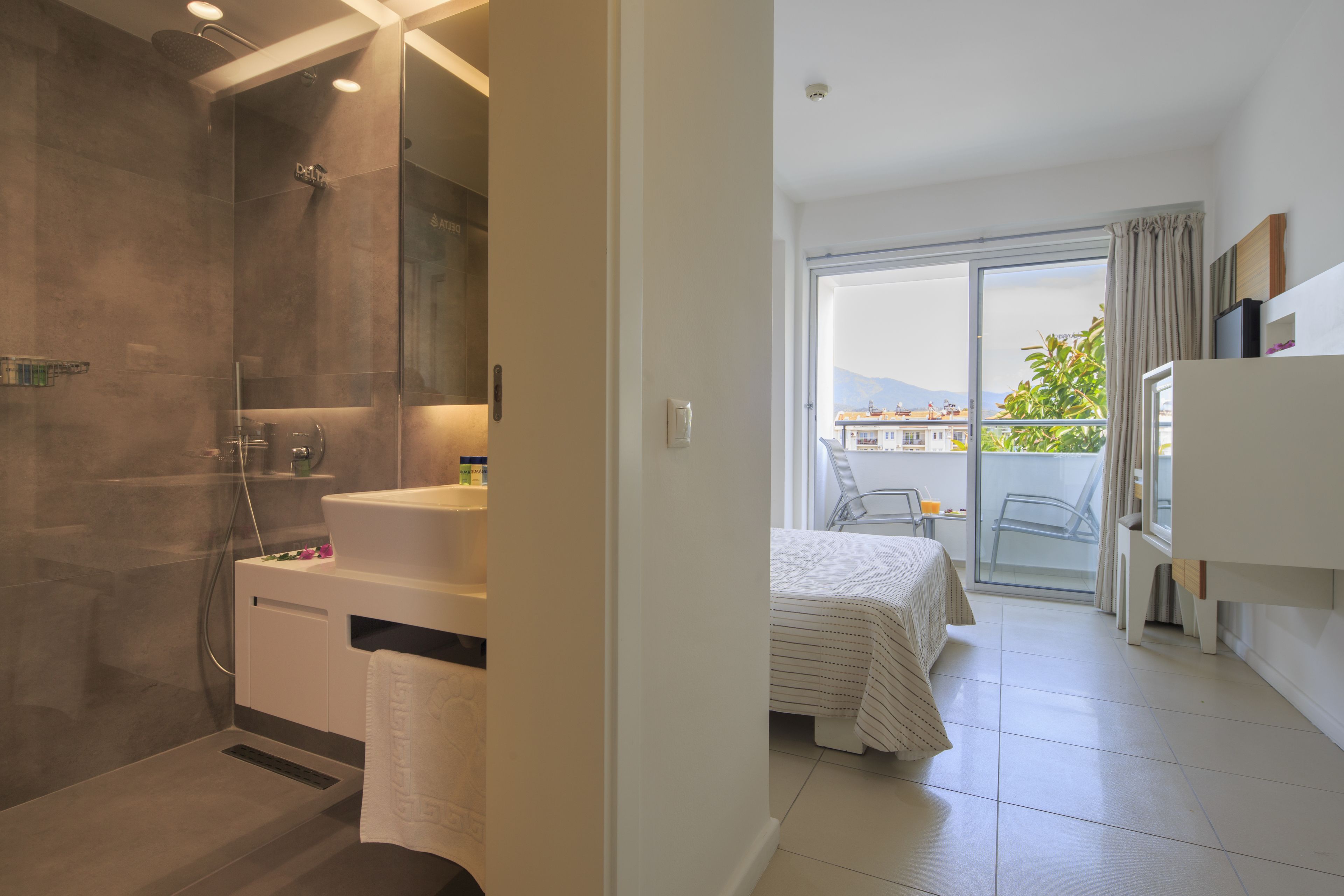 double room | 1 bedroom, minibar, in-room safe, iron/ironing board