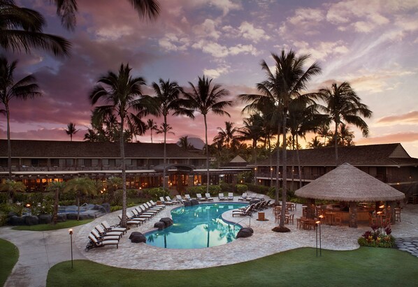 Outdoor pool, pool umbrellas, pool loungers - Ko'a Kea Resort on Po'ipu Beach (Koloa)