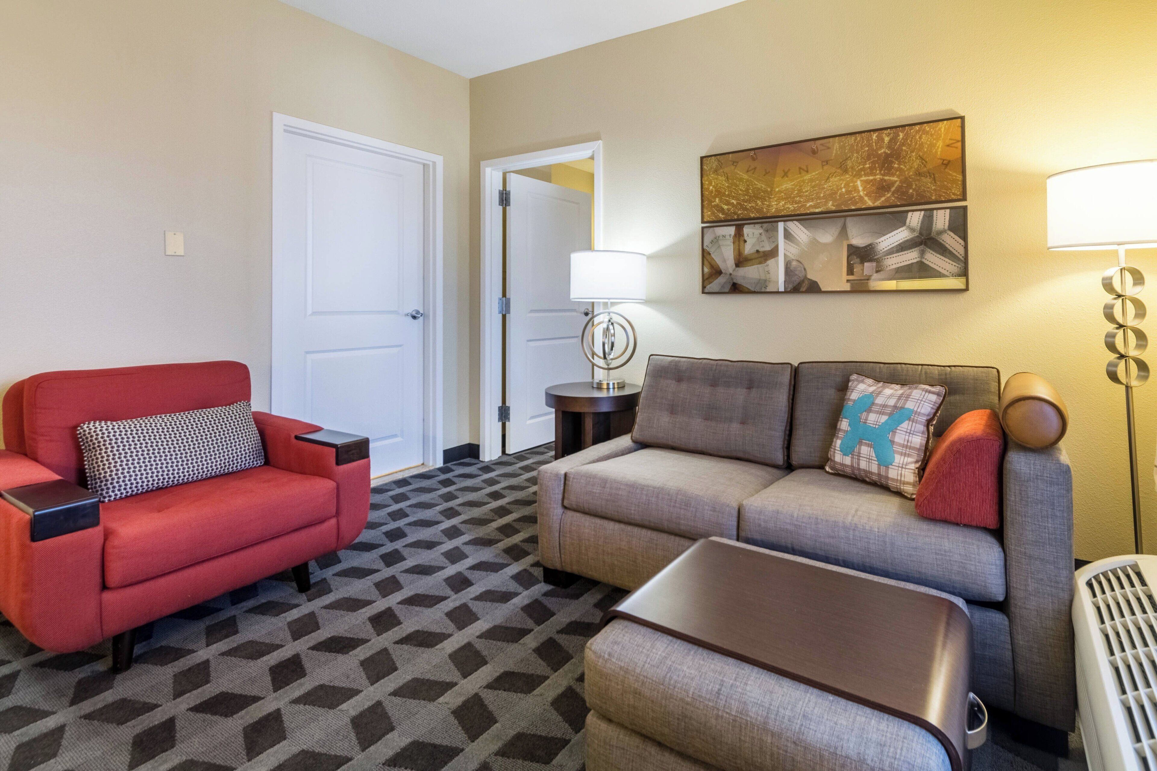 suite, 1 bedroom | living area | 32-inch flat-screen tv with satellite channels, netflix