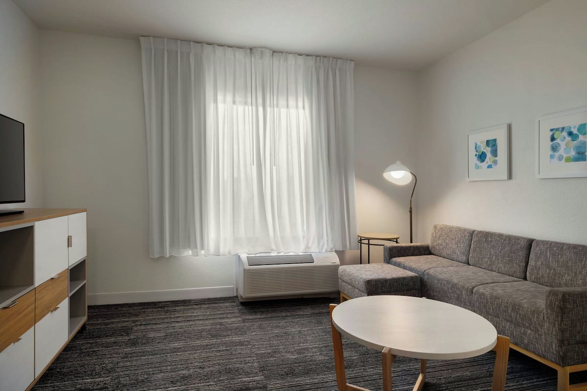 Suite, 1 Bedroom | Living room