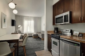 Suite, 2 slaapkamers | Woonkamer | Een 32-inch flatscreentelevisie met satellietzenders en Netflix