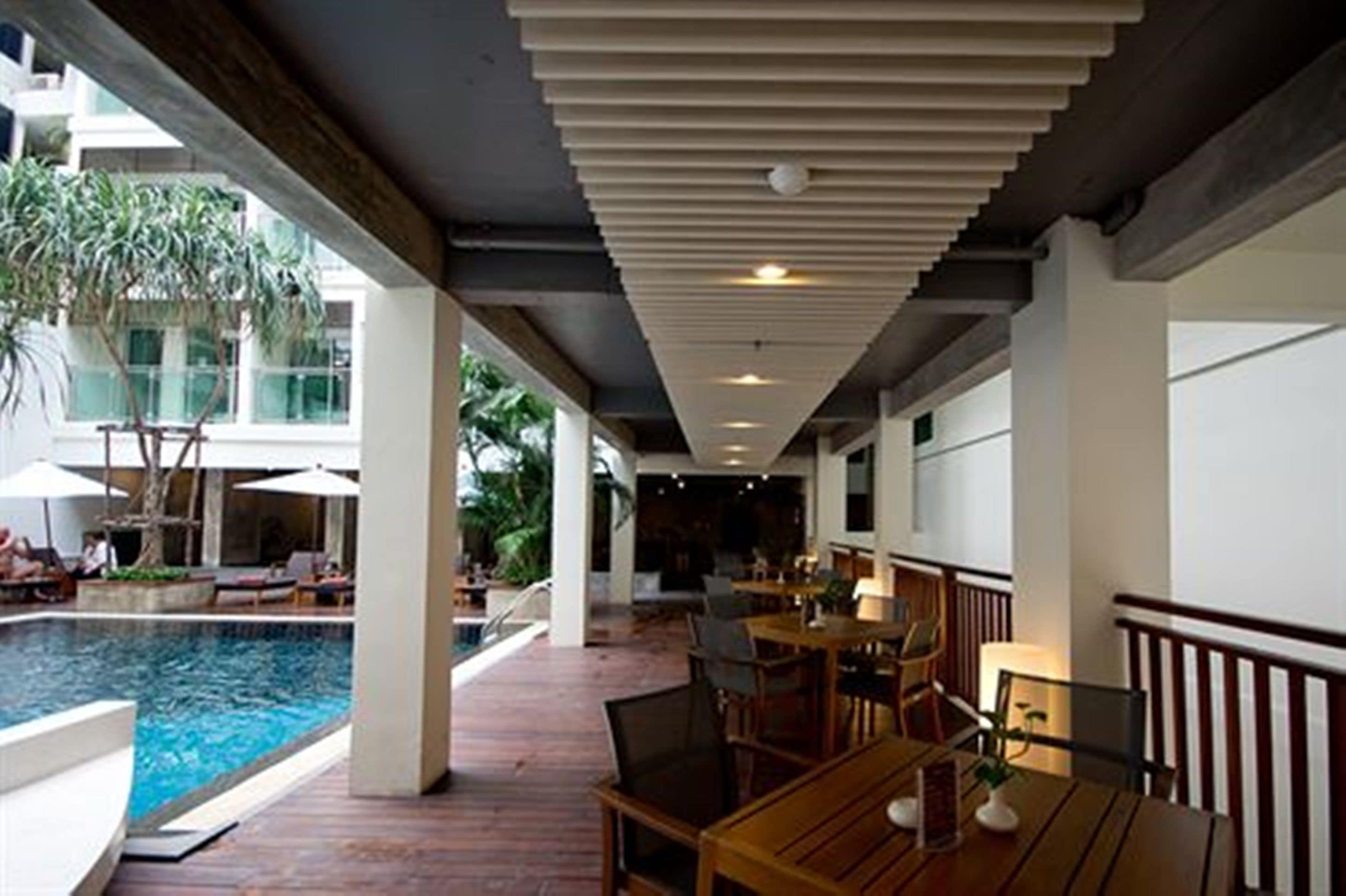 Breakfast, lunch and dinner served