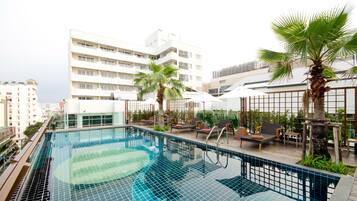 3 piscines extérieures, chaises longues