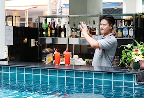 Bar au bord de la piscine