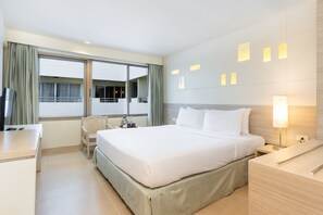 Standaard kamer | Pillowtop-bedden, een minibar, een kluis op de kamer