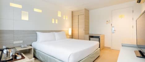Chambre Standard, non-fumeur | Lit avec matelas à plateau-coussin, minibar, coffre-fort, bureau