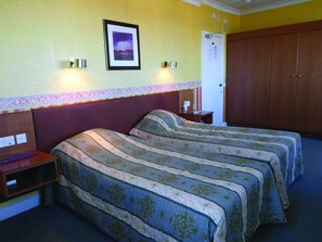 Twin Room | Desk, iron/ironing board, bed sheets - County Hotel Skegness (Skegness)