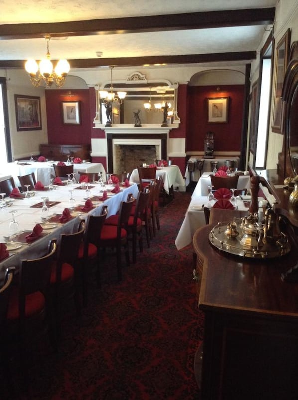 2 restaurants; breakfast, lunch and dinner served 