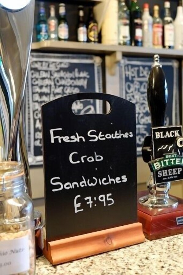 Bar (on property) - The Cliffemount Hotel (Saltburn-by-the-Sea)