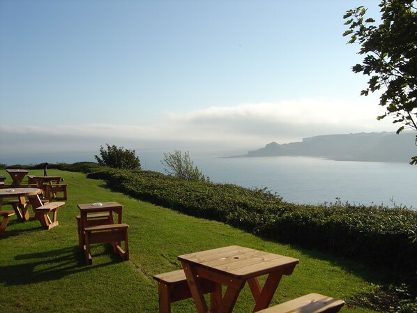 Se sirven desayunos, comidas, cenas y cocina británica con vista al mar
