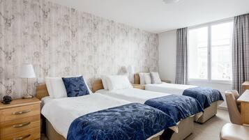 Schreibtisch, Bügeleisen/Bügelbrett, Bettwäsche