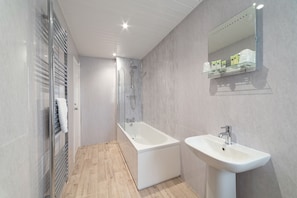 Combined shower/bathtub, hair dryer, towels