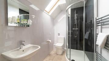 Combined shower/bathtub, hair dryer, towels