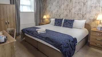 Chambre Standard, 1 lit double, non-fumeurs | Bureau, fer et planche à repasser, draps fournis
