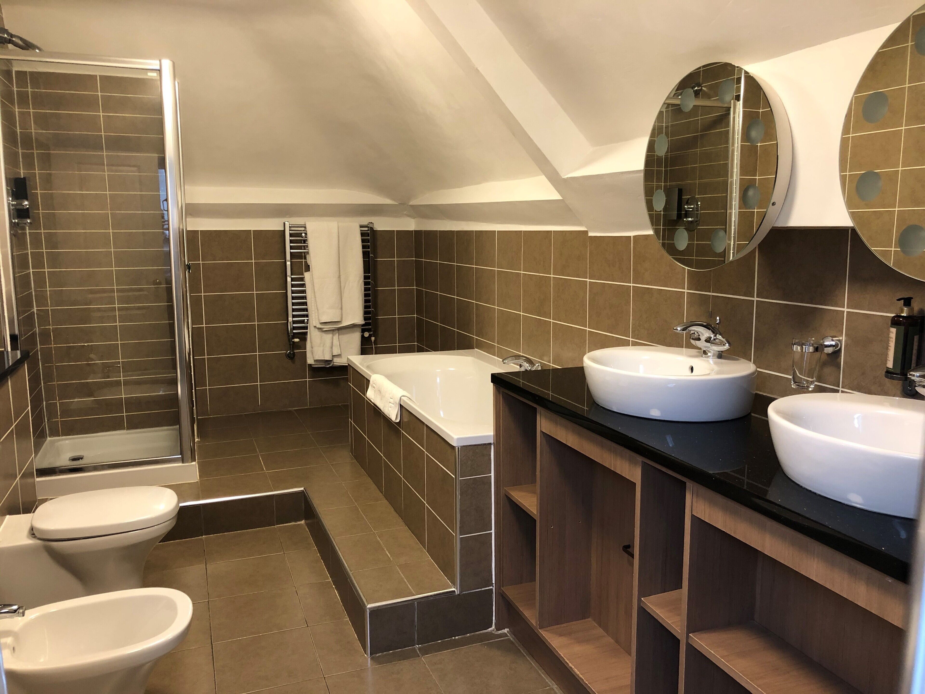 deluxe room | bathroom | combined shower/bathtub, deep-soaking bathtub, designer toiletries