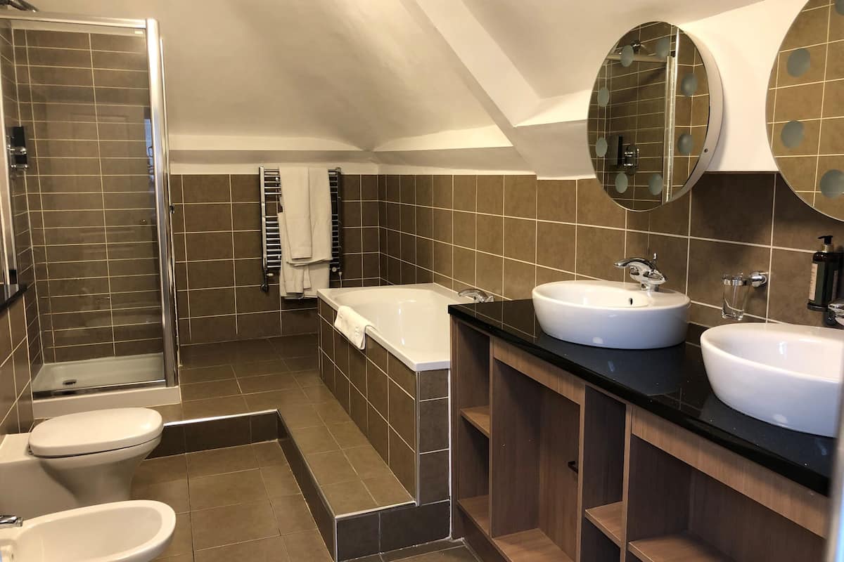 deluxe room | bathroom | combined shower/bathtub, deep-soaking bathtub, designer toiletries