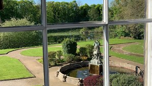 A garden with a fountain, a curved pathway, and a statue. - Colwick Hall Hotel (Nottingham)