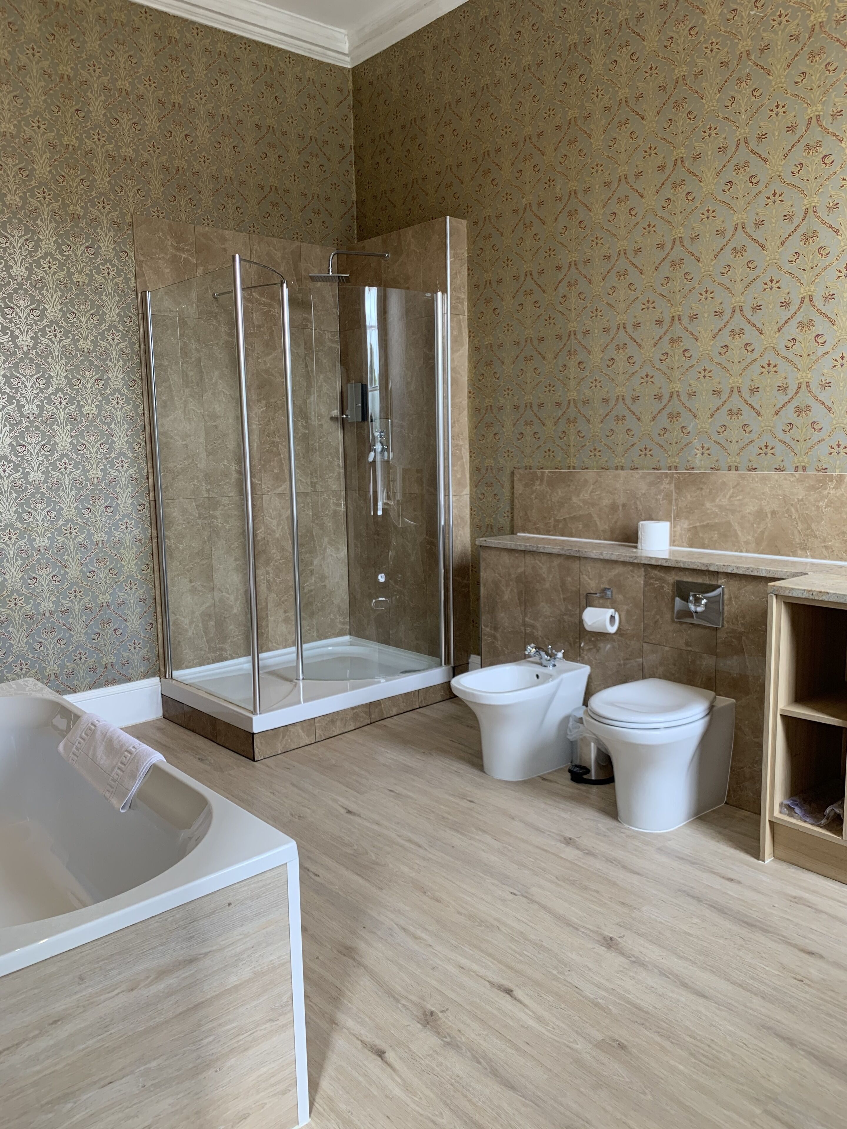 junior suite | bathroom | combined shower/bathtub, deep-soaking bathtub, designer toiletries
