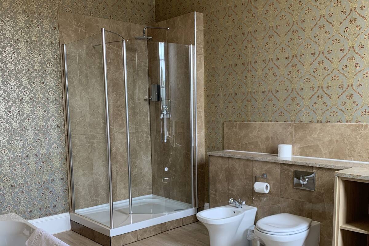 junior suite | bathroom | combined shower/bathtub, deep-soaking bathtub, designer toiletries