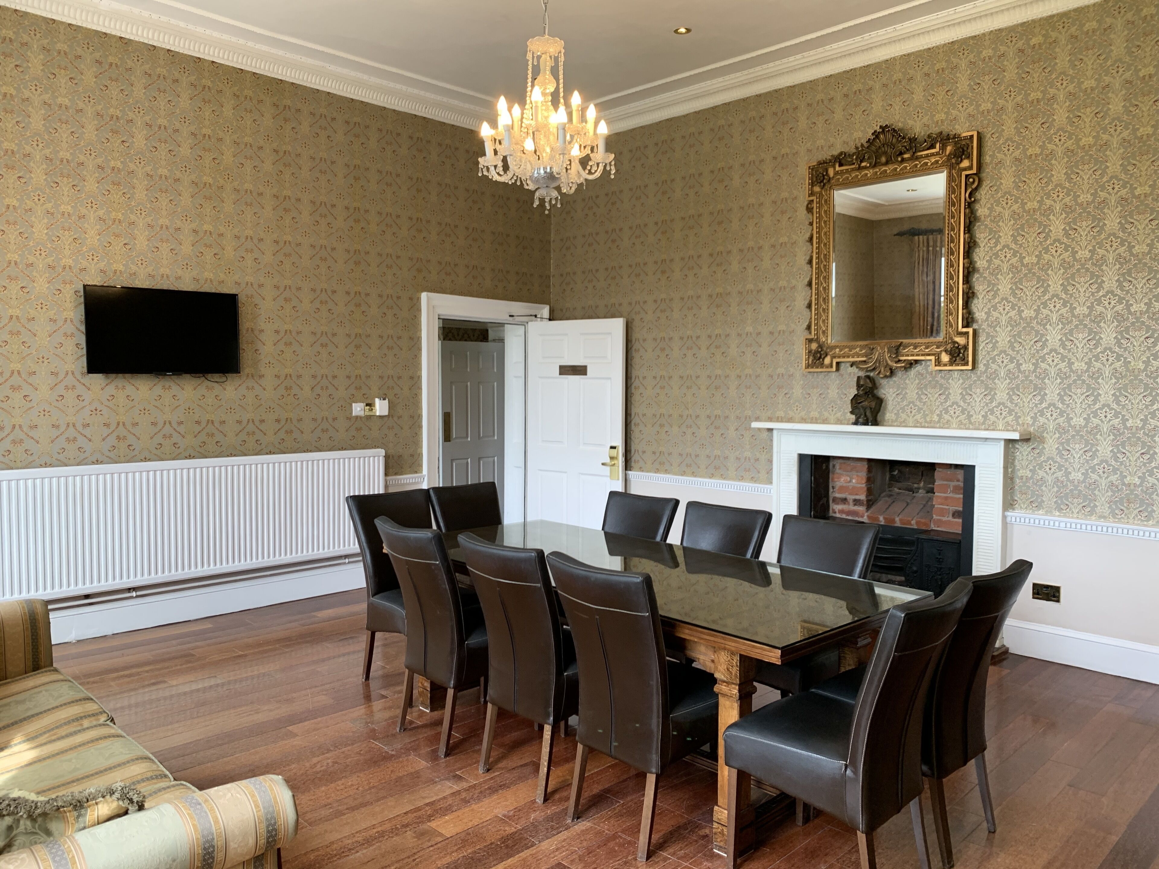 Junior Suite | Living area | Flat-screen TV