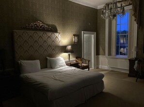 Junior Suite | Premium bedding, individually decorated, individually furnished, desk