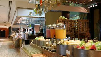 Päivittäinen buffetaamiainen (135 AED per henkilö)