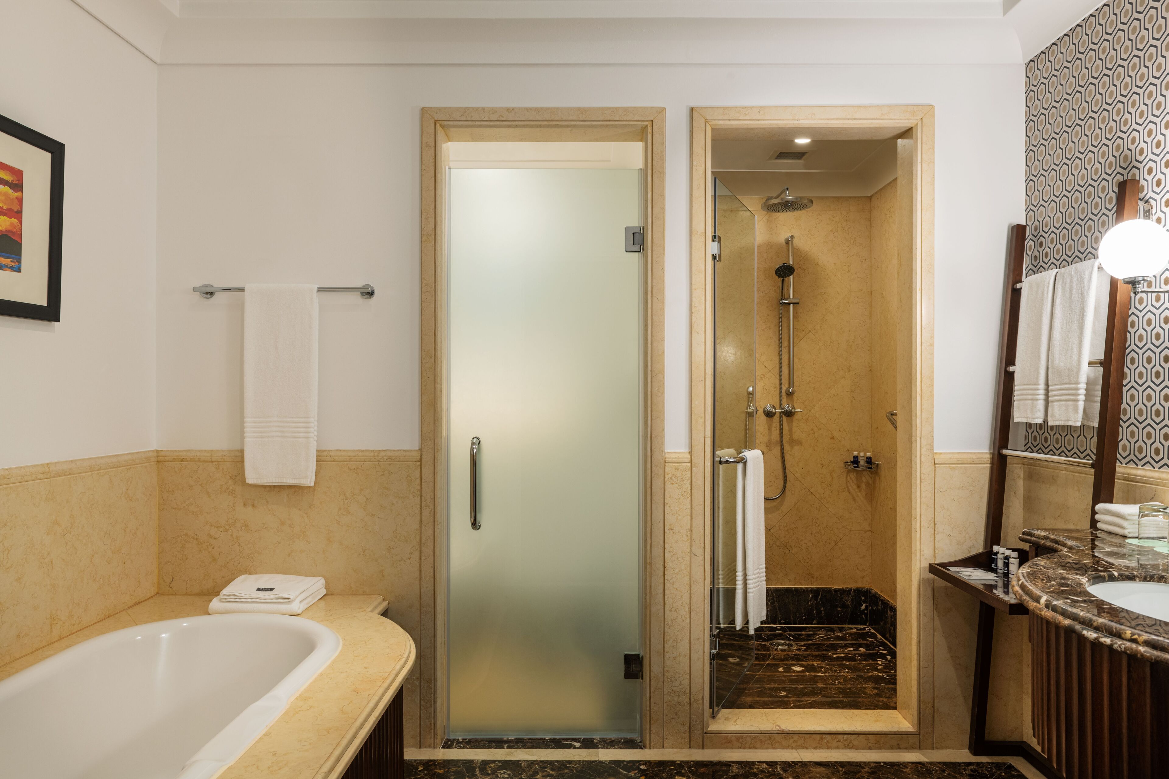 Une salle de bain avec une douche à parois de verre, une baignoire et un meuble-lavabo avec un miroir.