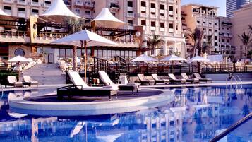 6 ulkouima-allasta, maksullisia cabañoita, aurinkovarjoja