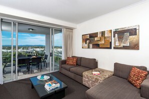 Leilighet, 3 soverom (No Housekeeping) | Oppholdsområde | TV