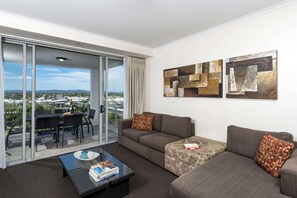 Desk, laptop workspace, iron/ironing board, free WiFi - Oaks Ipswich Aspire Suites (Woodend)