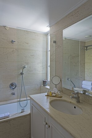 Amenidades de baño de diseñador, secadora de cabello, pantuflas