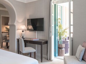 Suite superior | 1 dormitorio, minibar, caja fuerte y cortinas opacas