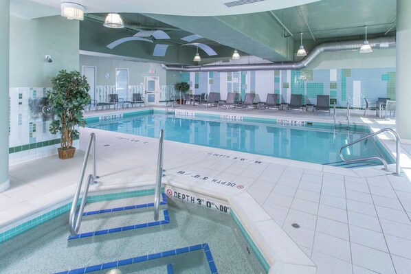 Indoor pool, open 6:00 AM to 11:00 PM, sun loungers - Residence Inn by Marriott Moncton (Moncton)