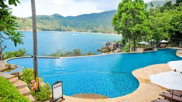 Una piscina al aire libre, sombrillas