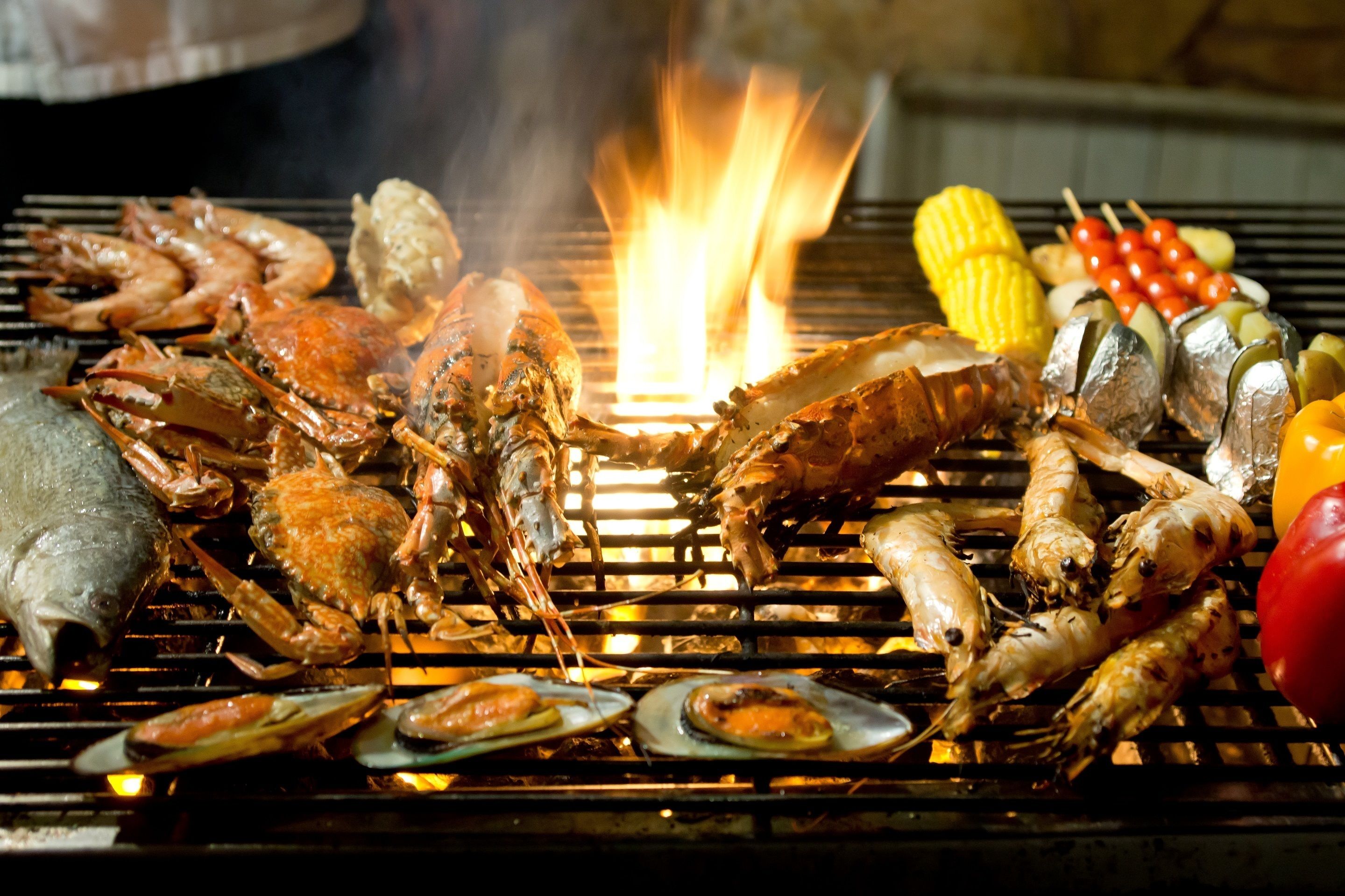 Un plat grillé composé de fruits de mer et de légumes.
