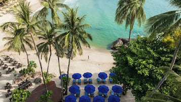 Bãi biển riêng, cát trắng, dù trên bãi biển, khăn tắm biển