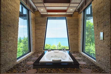 Separate tub and shower, free toiletries, hair dryer, slippers. Panviman Resort, Koh Phangan