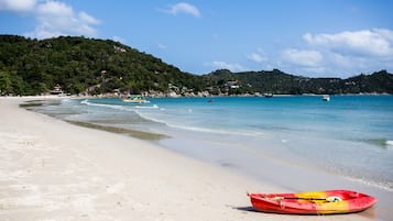 Plage privée, sable blanc, parasols, serviettes de plage