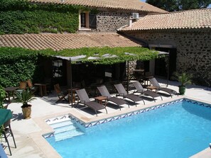 Piscina externa, espreguiçadeiras